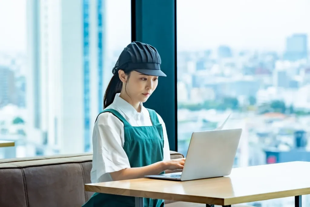 更新作業をする飲食店の店員