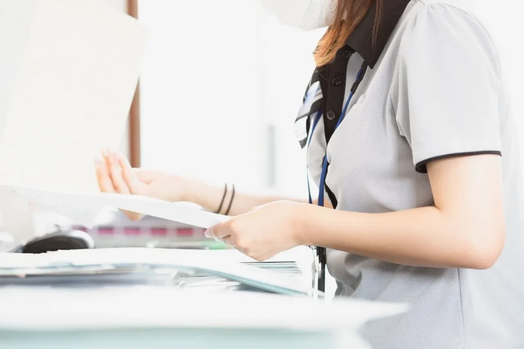 資料整理をする女性事務員