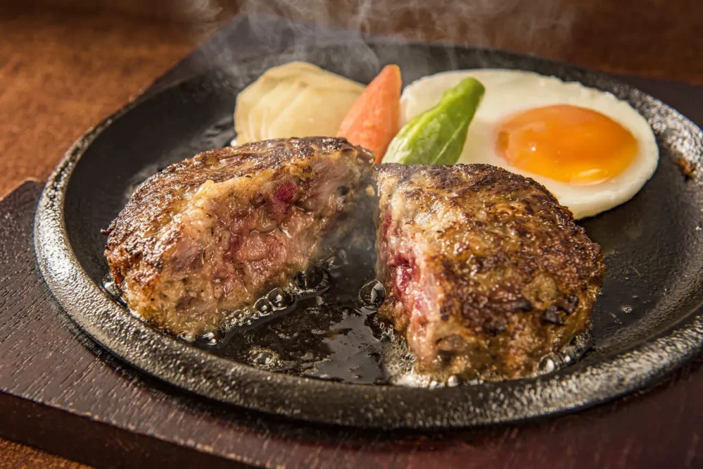 シズル感のあるハンバーグの写真