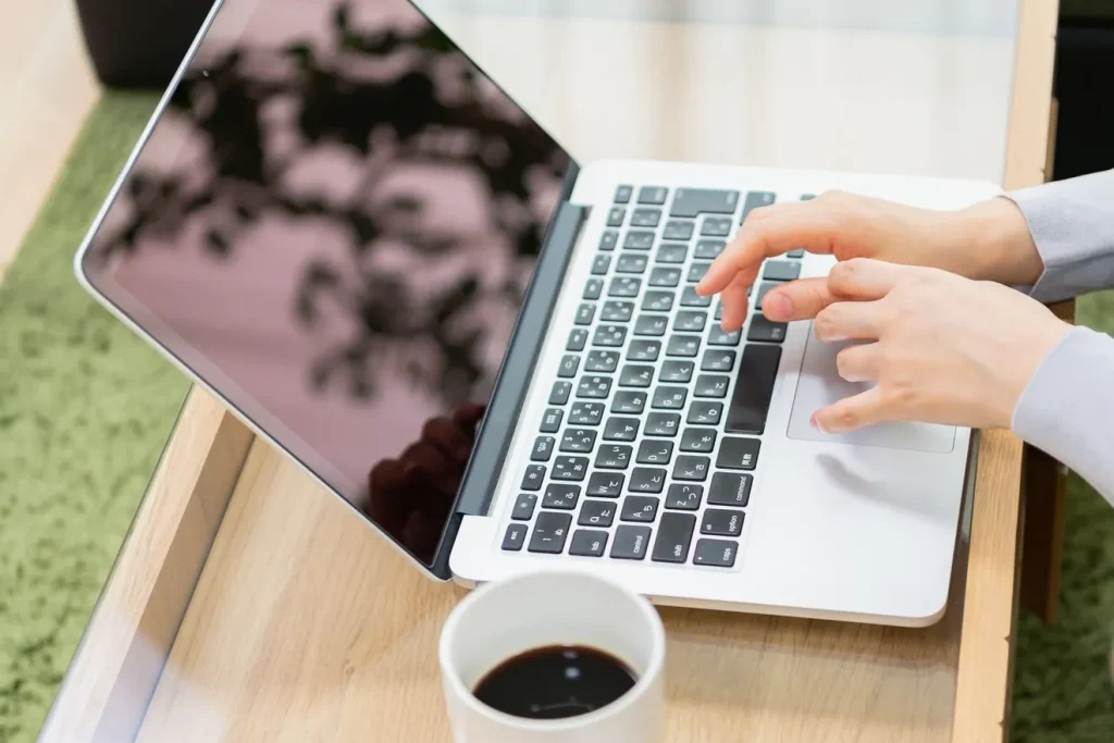 見やすいホームページに整えている女性