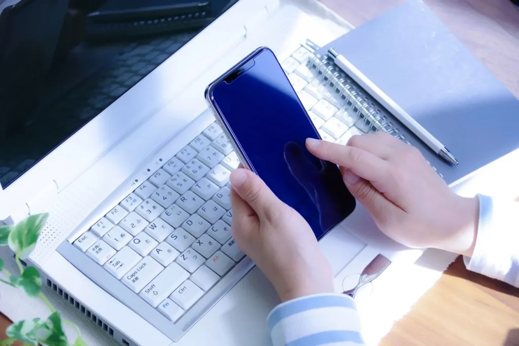 スマートフォンを操作しながら、集客の問題点を洗い出している女性