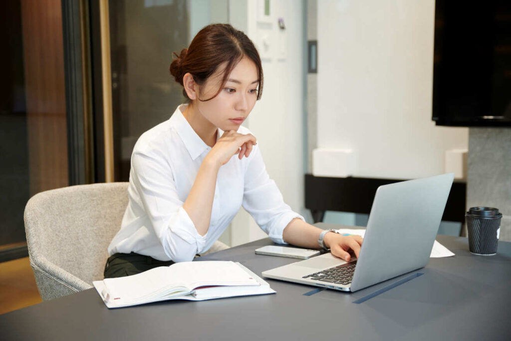 資料を見ながらFAQを運用する女性