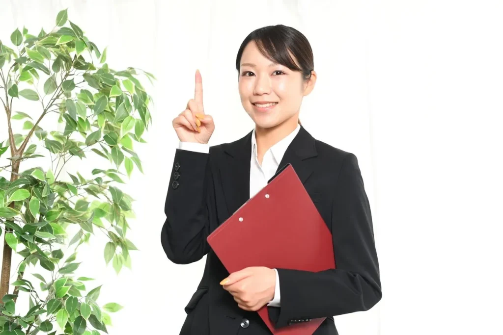 WordPressの運用ポイントを挙げる女性