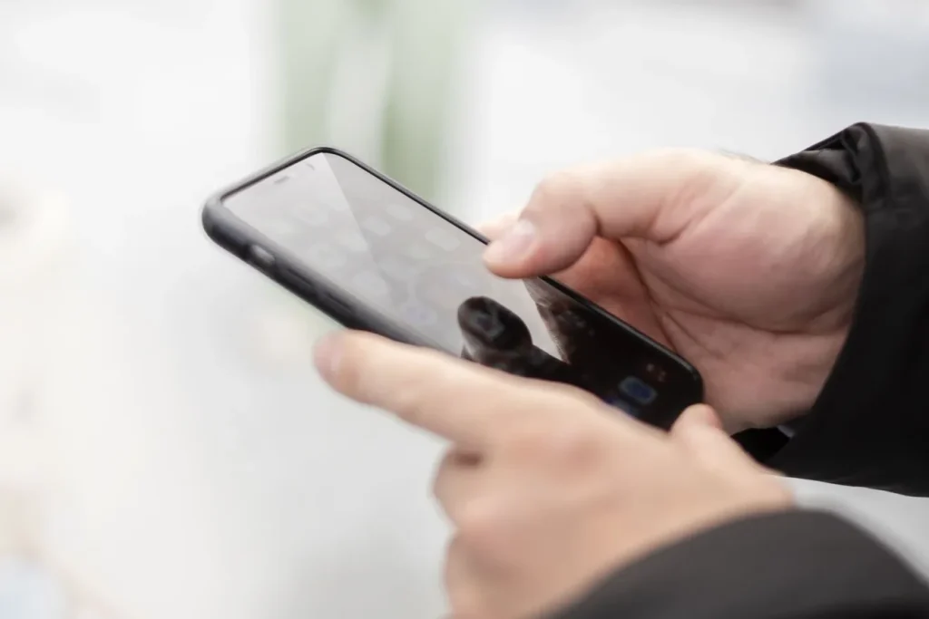 スマートフォンを操作する人