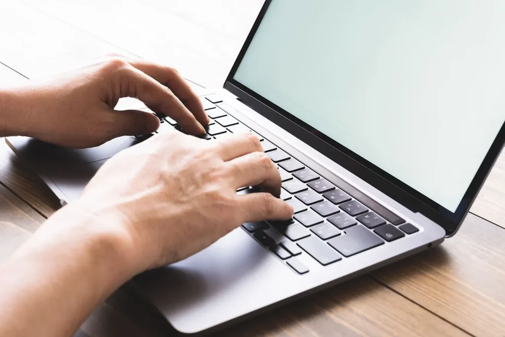 パソコンでコンテンツ作りをする男性