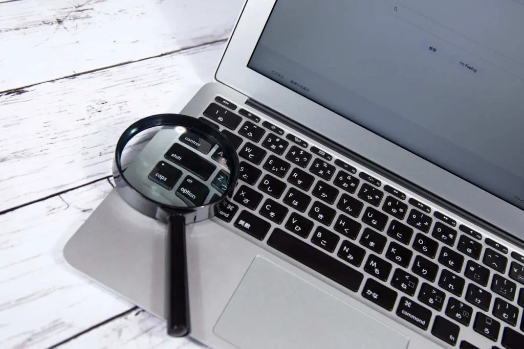 ノートパソコンと検索のイメージ