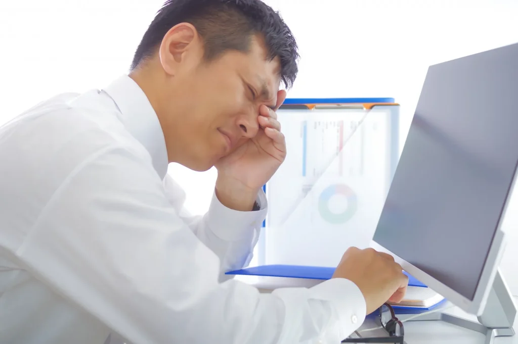 問い合わせ対応で疲弊しているビジネスマン