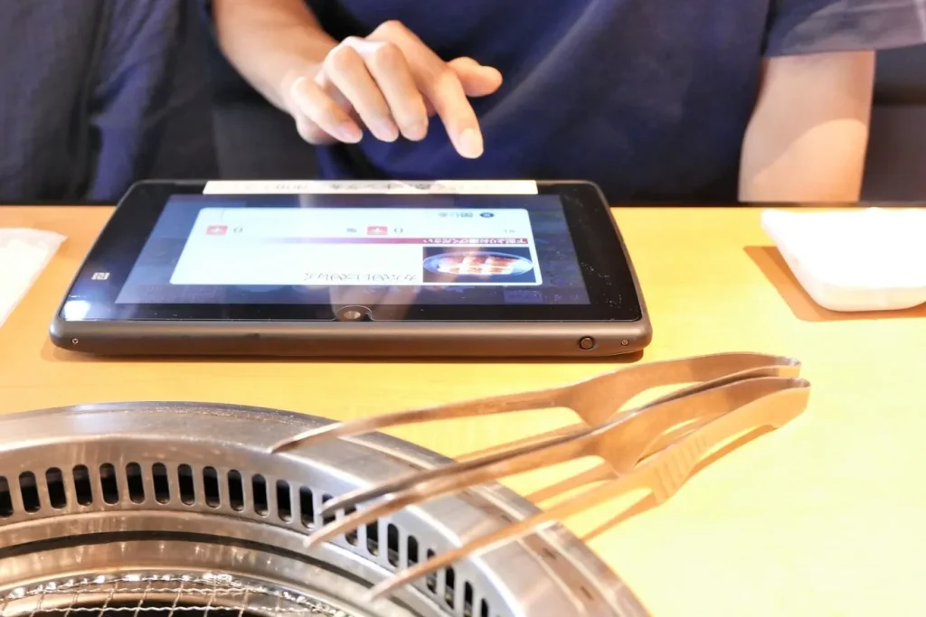 WordPressで作られてモバイルオーダーシステムを操作する男性