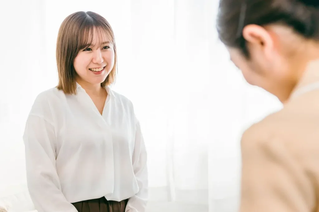 自宅サロンに来店する女性