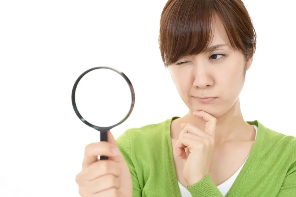 虫眼鏡を持って、
サイトの見直しをしようとしている女性