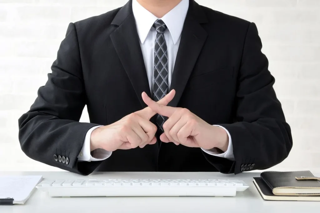 バツサインを出すビジネスマン