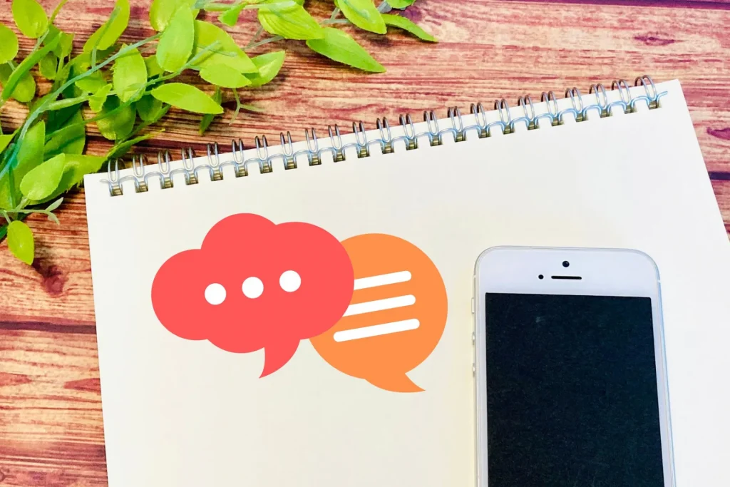 スマートフォンとチャットイメージ