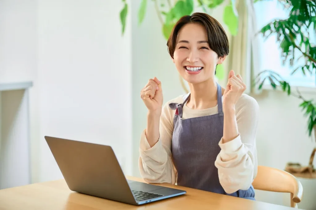 チャットボットの導入で喜んでいる女性店員