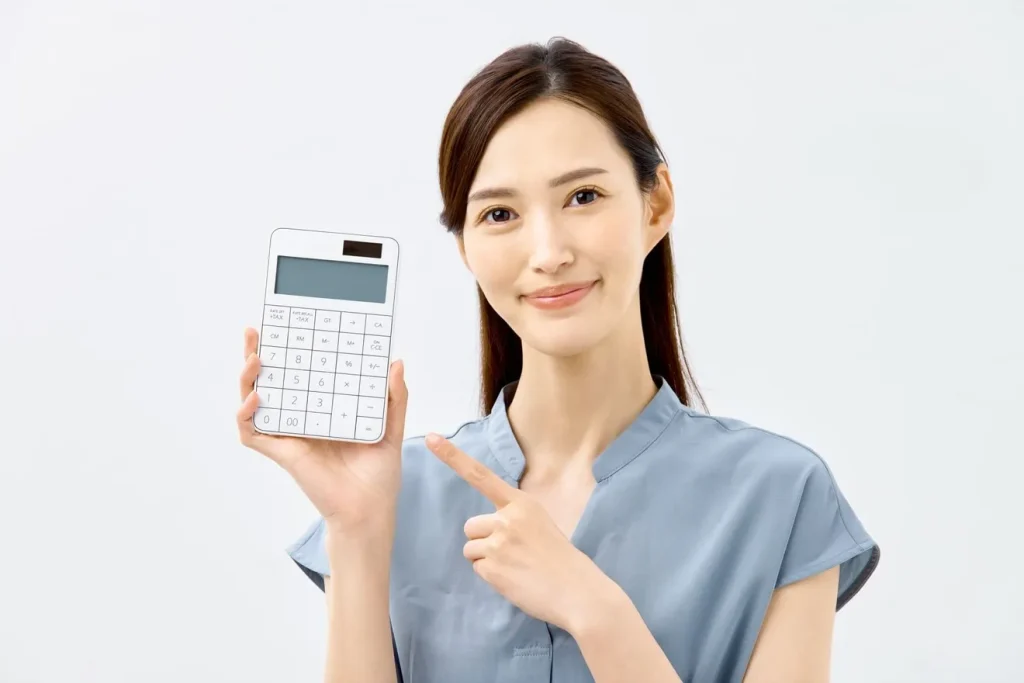 電卓を指さす笑顔の女性