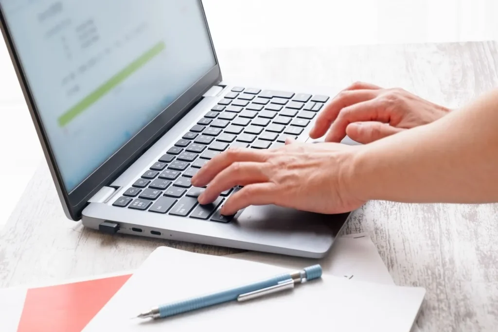 パソコンでお問い合わせフォームを操作する人