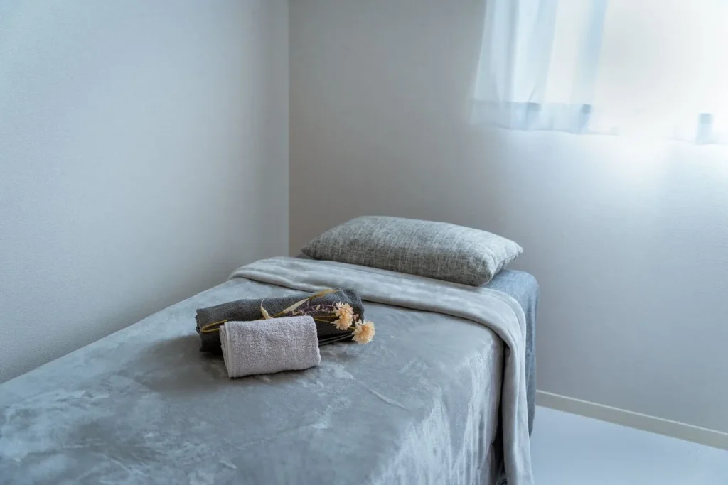 閑散としている自宅サロンのベッド