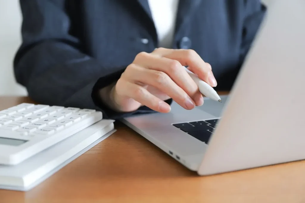 パソコンで料金表を作る女性