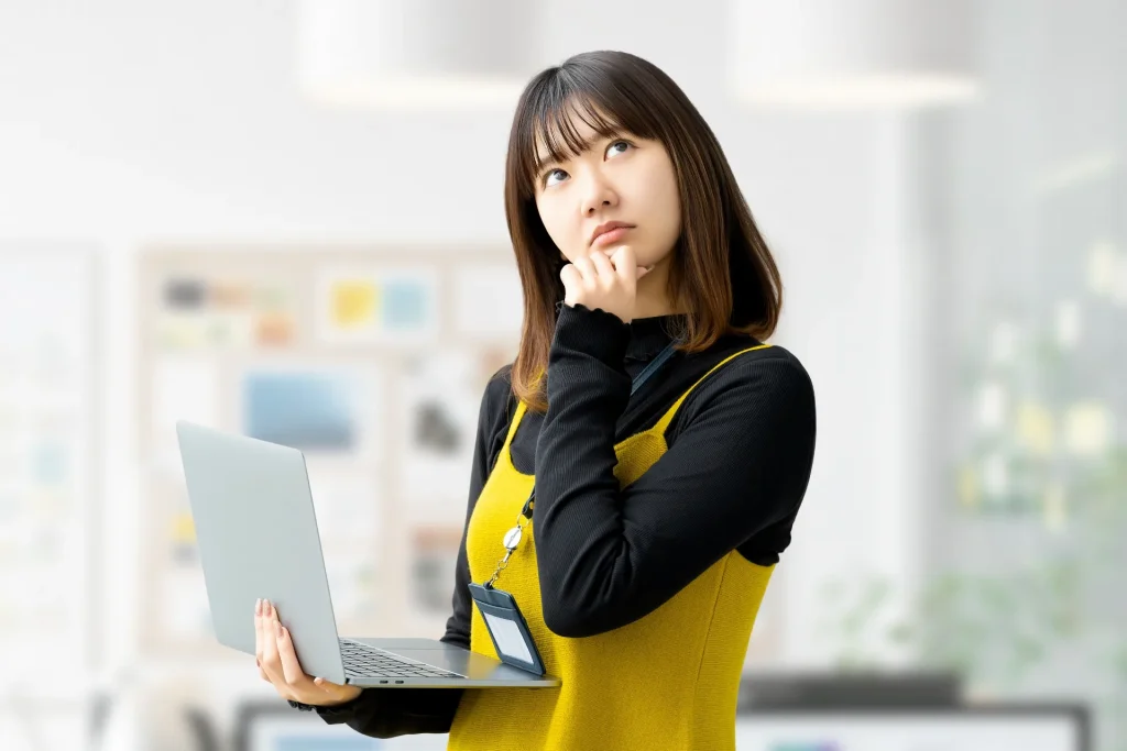 問い合わせ対応に悩む女性