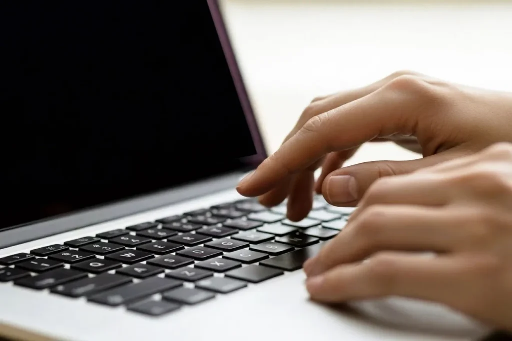 チャットのログ解析をする女性の手