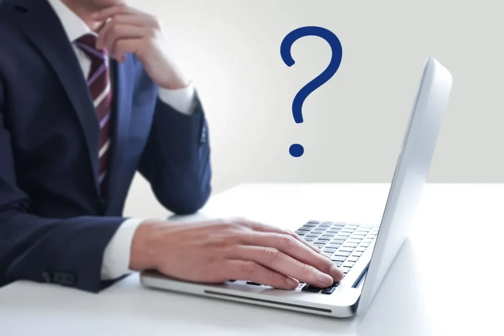 チャットボットに疑問を持つ男性