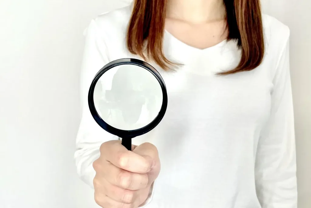 見積もり調査をしている女性