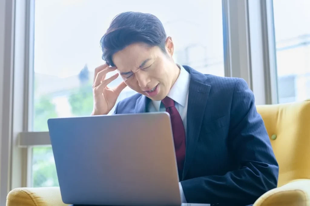 見積もり対応で疲弊しているビジネスマン