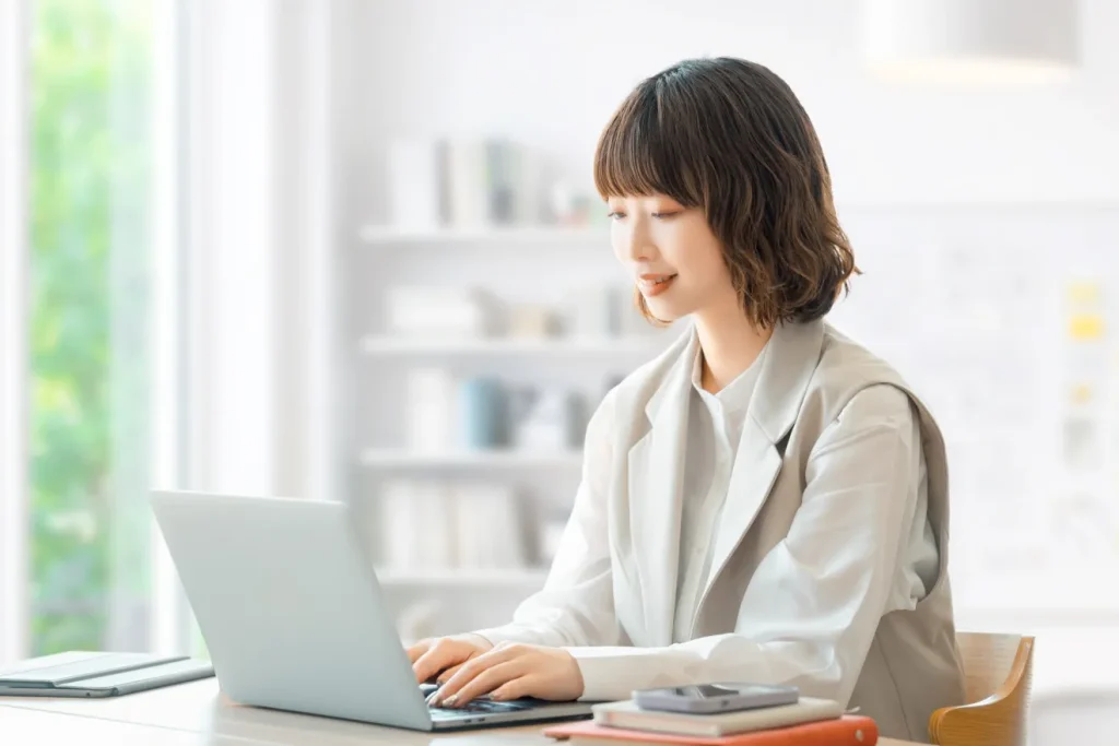 よくある質問をまとめて、問い合わせを減らそうとしている女性