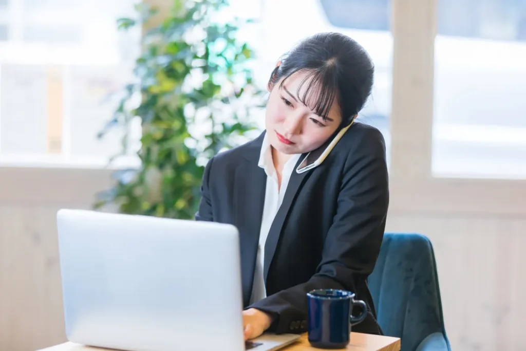 仕事の問い合わせ対応で疲弊している女性