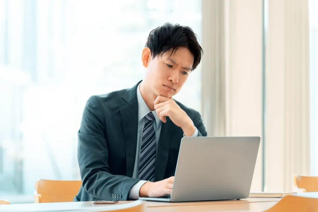 顧客から返事が来なくて悩んでいる男性