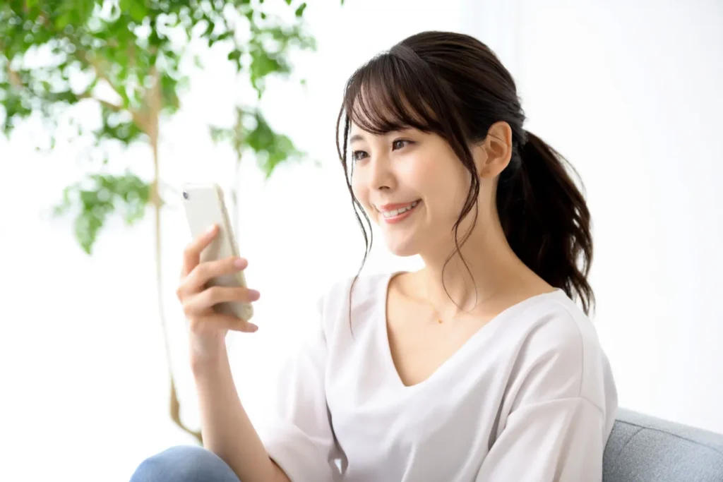 診断コンテンツを楽しむ女性