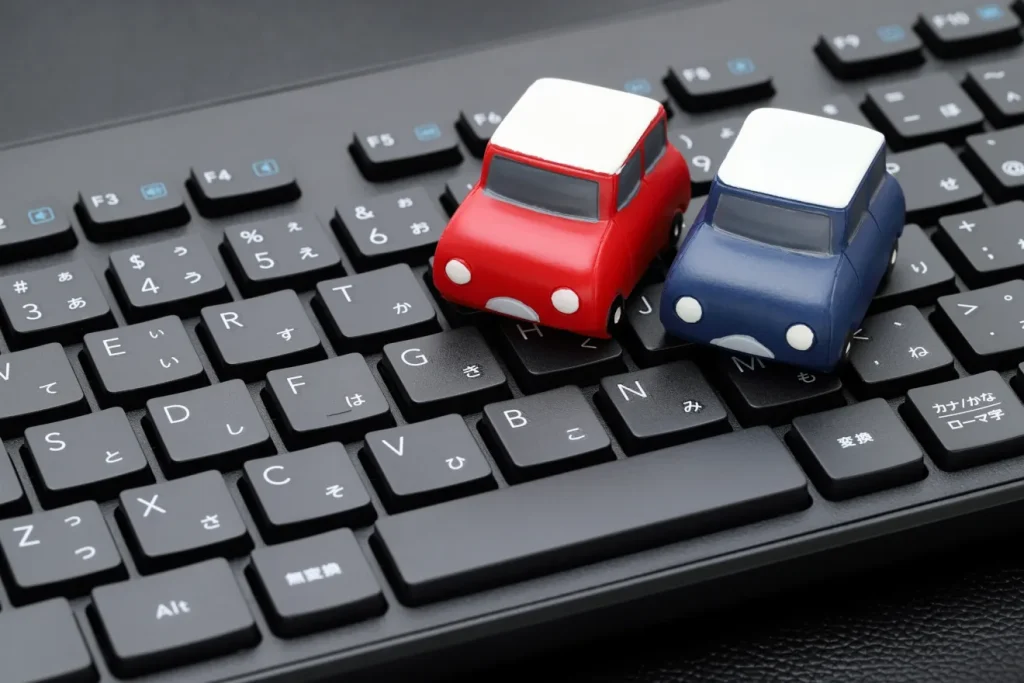 キーボードの上に置かれた車の模型