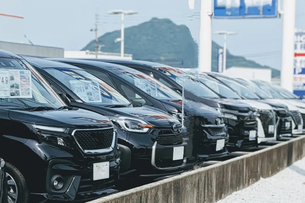 車が並んでいる中古車販売店